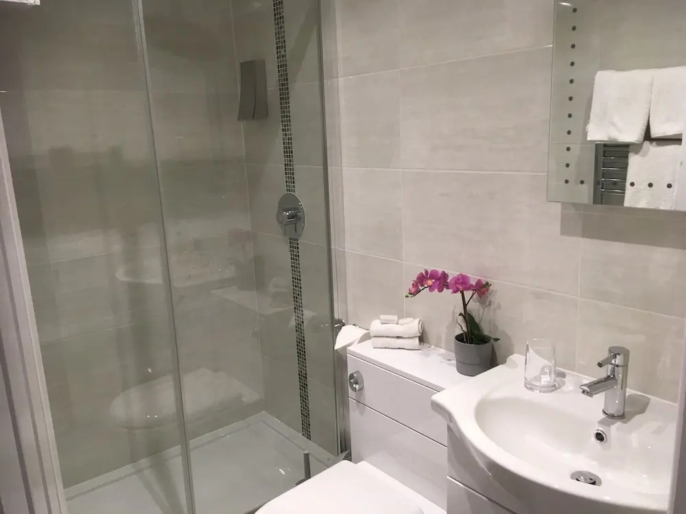 Trumbles Gatwick B&B, Peaceful Stay with Parking & Easy Airport Access