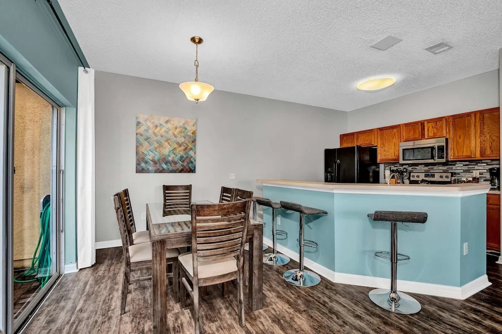 Fresh Decor With Hardwood Floors Huge Private Pool Area CDC Standards 4tv121