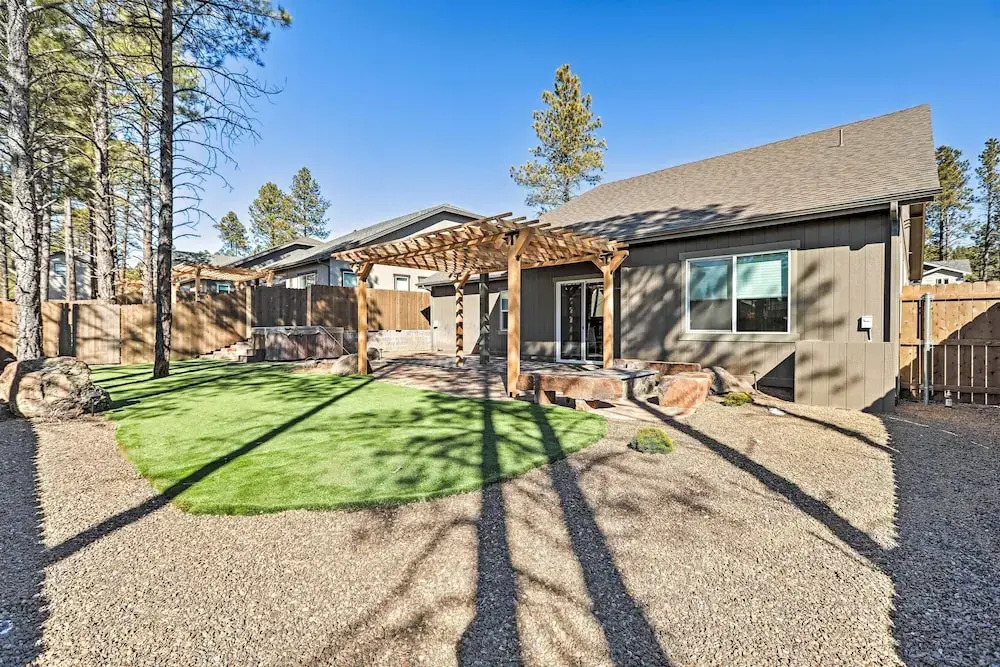 Flagstaff Oasis w/ Hot Tub - 3 Mi to Downtown!