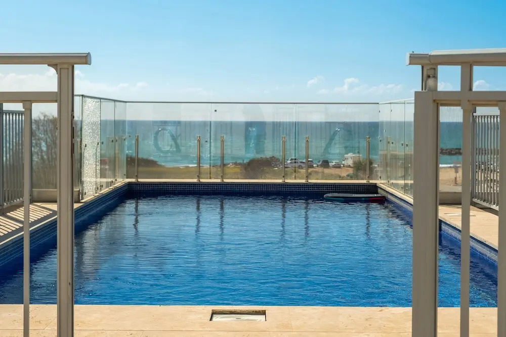 Garden& Rooftop Beachfront Apartment