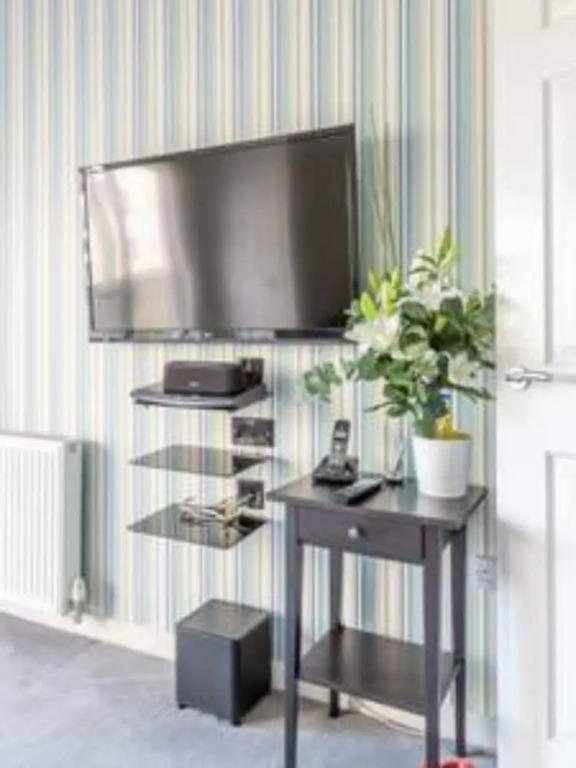 Modern 2 Bedroom Property in Stylish Complex