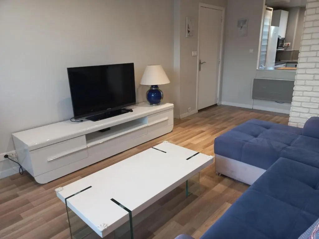60 m2 , 2 chambres, très calme, plage et commerces à 3 minutes à pied, WIFI fibre optique et parking gratuit