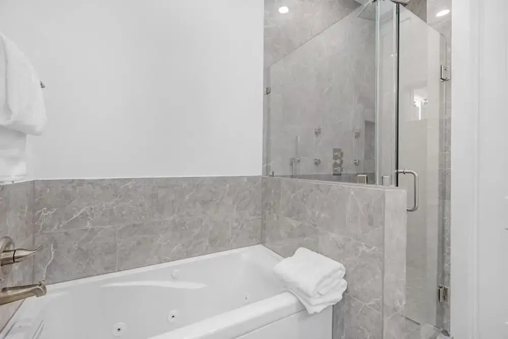 Luxurious 3 Bed3 Bath Near Downtown Houston