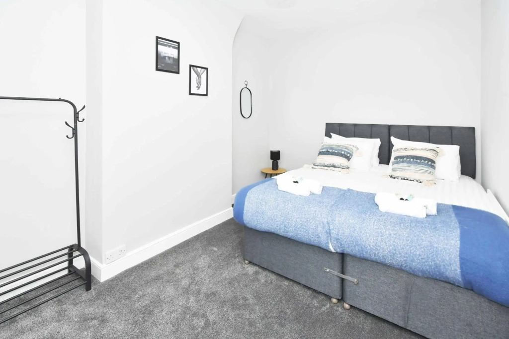 Heathfield House by YourStays, 4BR Home Open for Contractors