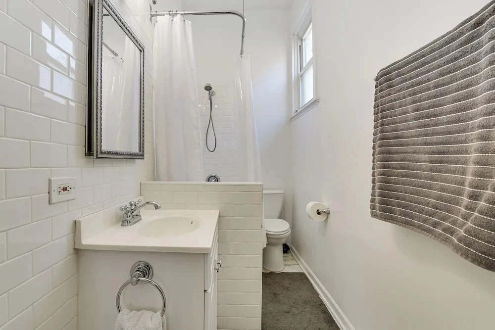 Spacious Chicago Group Home! Walk to Train & Eats