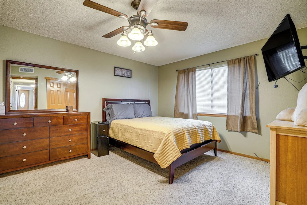 Pet-friendly El Paso Home ~ 9 Mi to Fort Bliss!