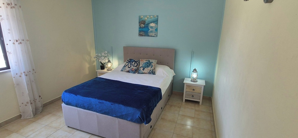 Apartment - Sleeps 2, Parking & Pool Access
