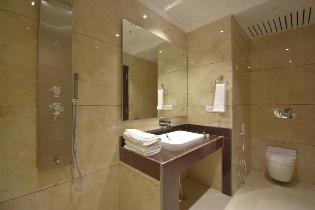 Grand Him Queen AC Room