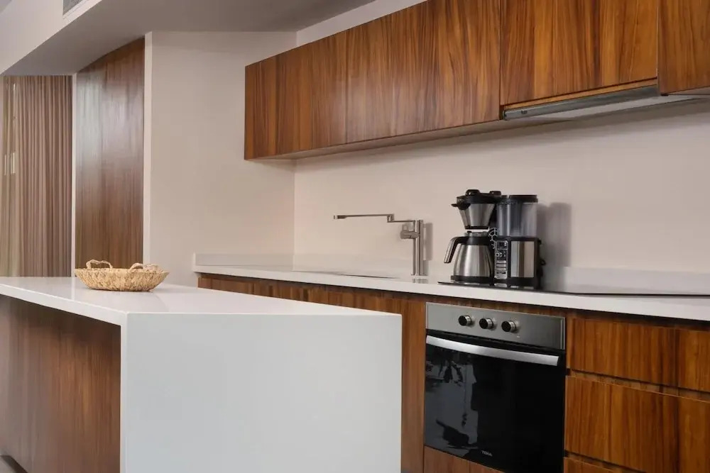 Spacious 2 Bedroom Apartment With Pool View 10 min From the Beach