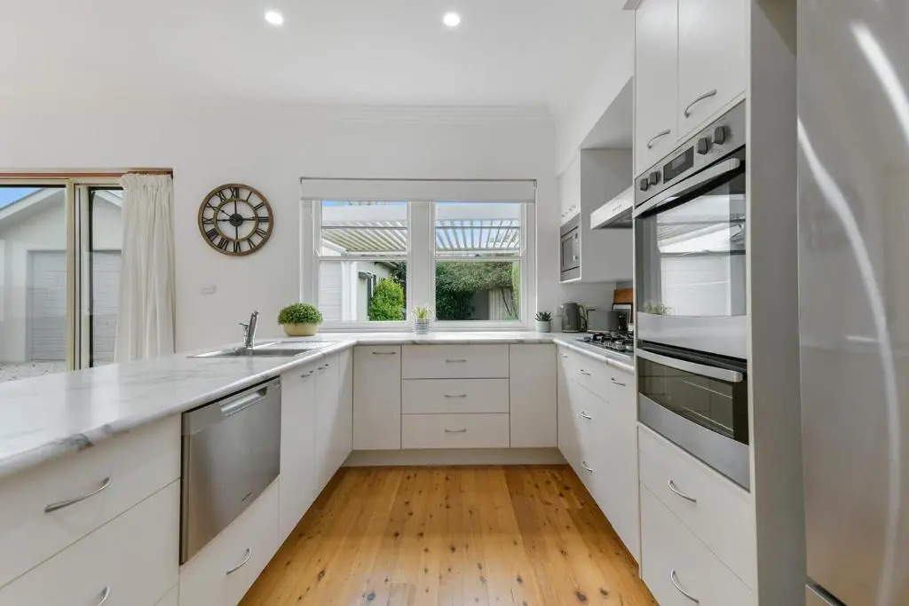Leafy Lamrock Cosy 3 bedroom home Near CBD
