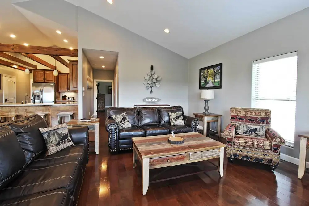 Hot Tub & Game Room! Group-ready Smokies Cabin