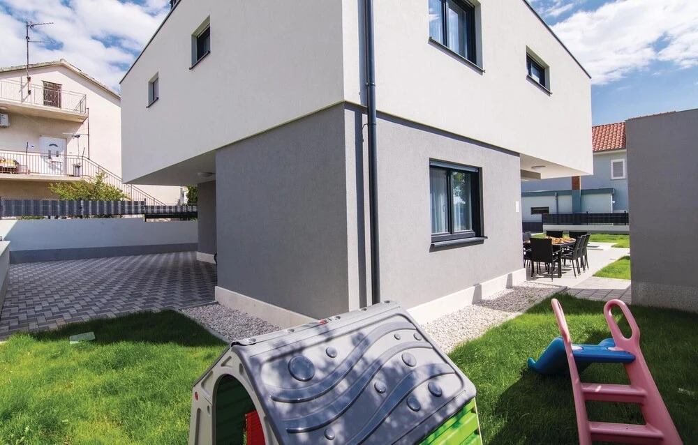 Five-Bedroom Holiday Home In Kastel Kambelovac
