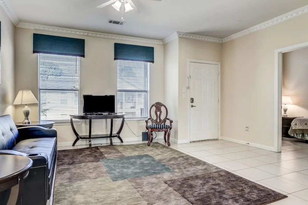 Villa Laverne 3 Bed Room Suite Furnished Condos