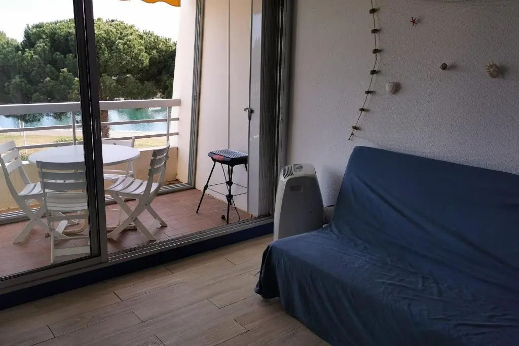 TRES JOLI STUDIO CABINE les pieds dans l'eau AVEC VUE sur le canal.