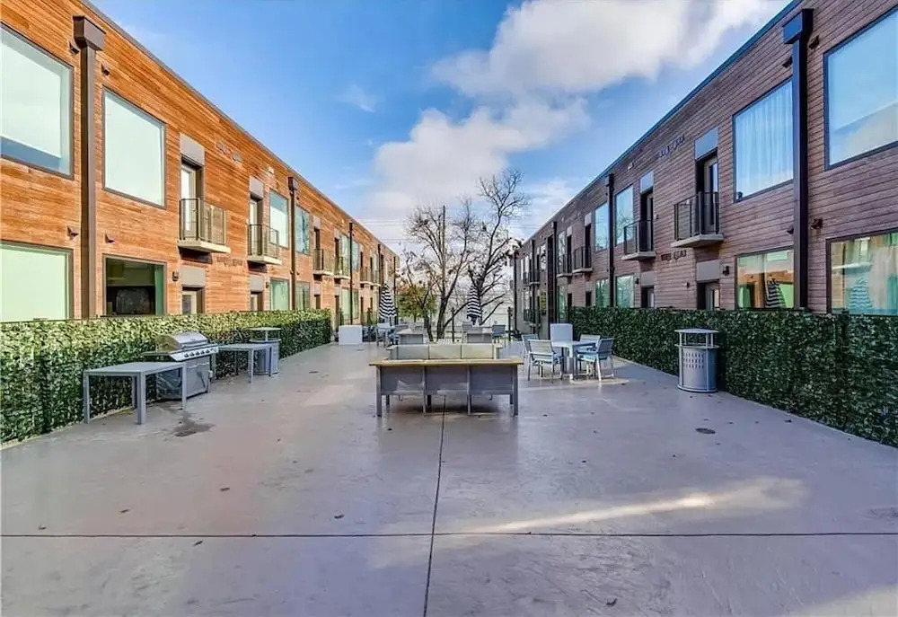 Prime East Downtown Studio w gym Washer Dryer