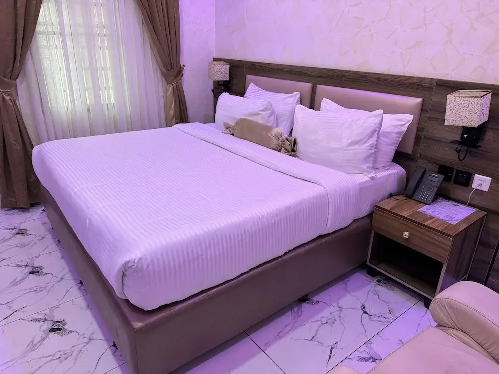 Silver Gate Hotel and Suites