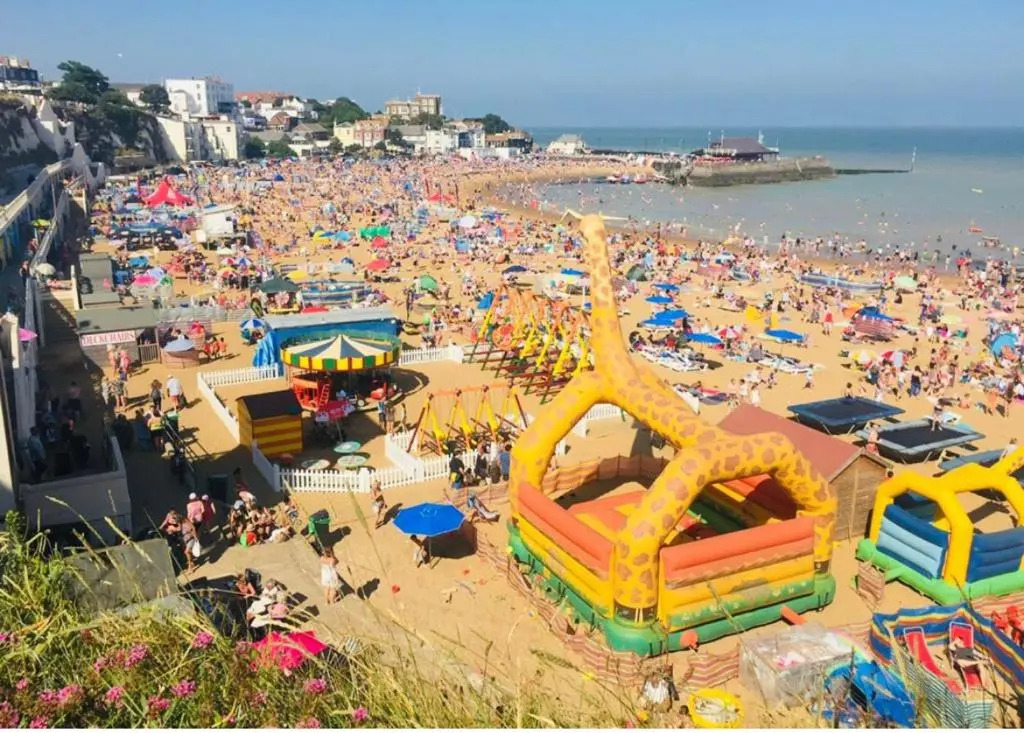 Pierremont En-Suite Rooms- 4 mins walk to Viking Bay Beach
