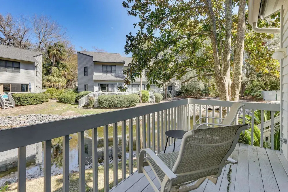 Hilton Head Island Condo w/ Deck < 1 Mi to Beaches