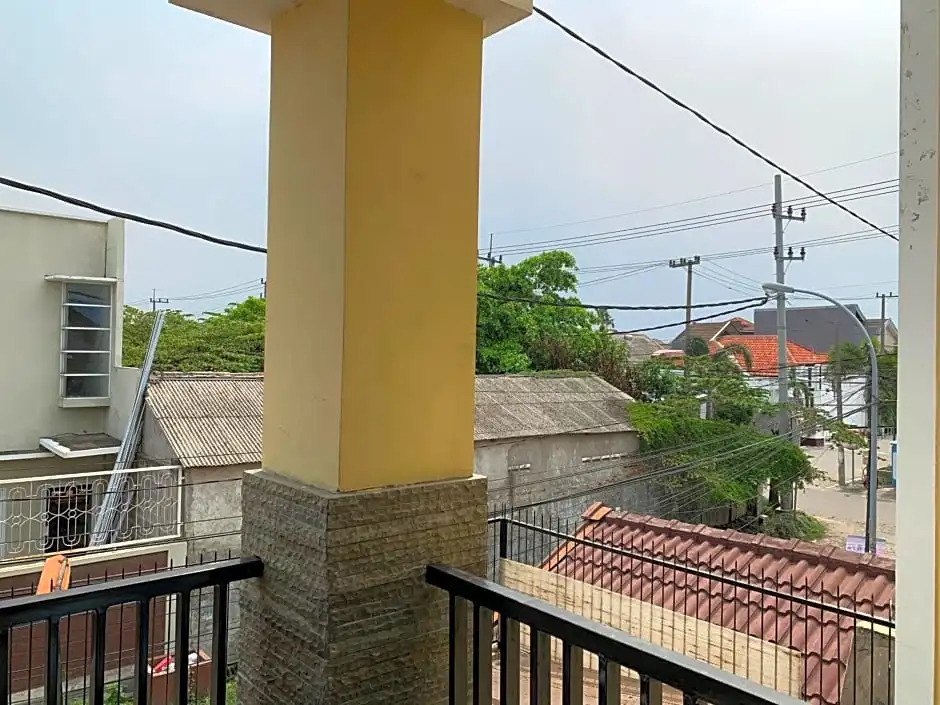 OYO Life 3082 Kost Putri Wonorejo