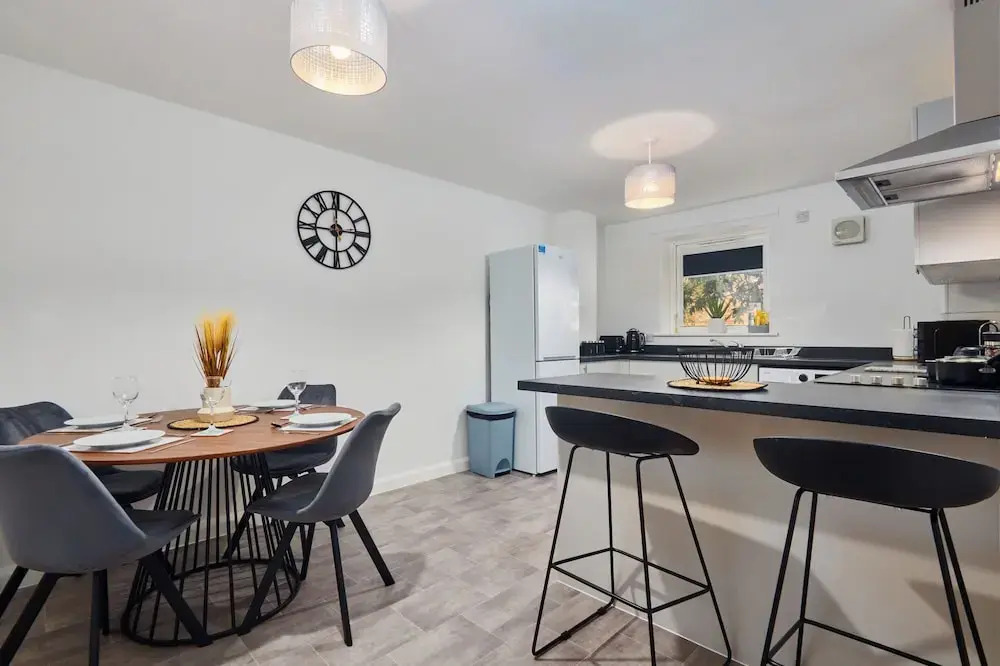 4 Bedroom, Free Parking, Contractors & Families