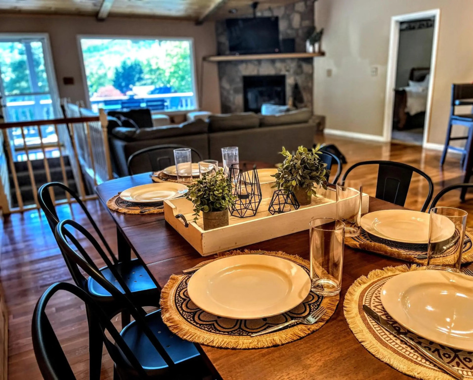 Ole Smoky BnB - Game Room, Hot Tub, Mtn Views!