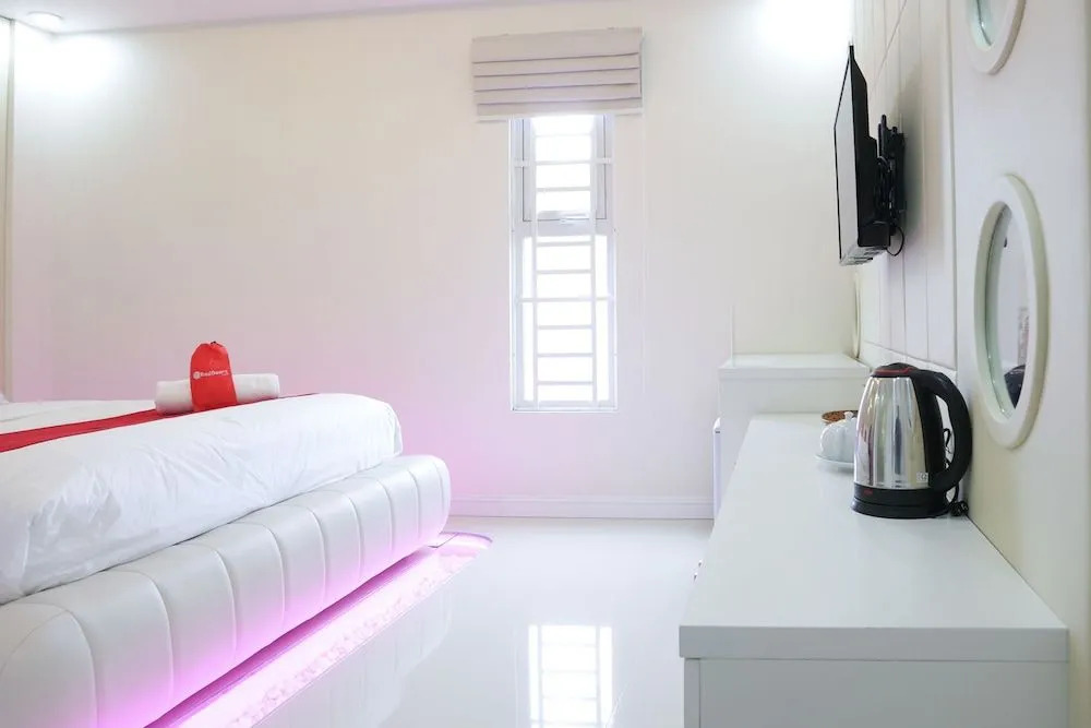 RedDoorz Premium @ Nguyen Thai Son Street