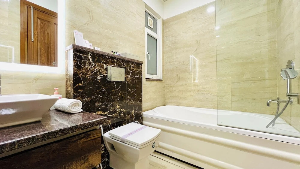 BluO Luxury Stay - Medicity - Balcony, Tub, TT