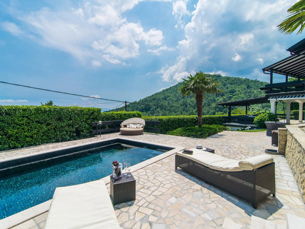 Authentic holiday house with private pool and sea view
