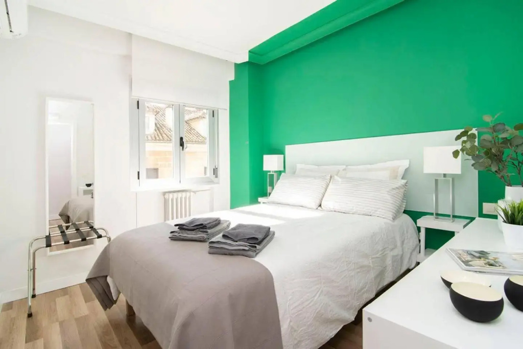 Sunny Apartment at the foot of Royal Palace by Batuecas