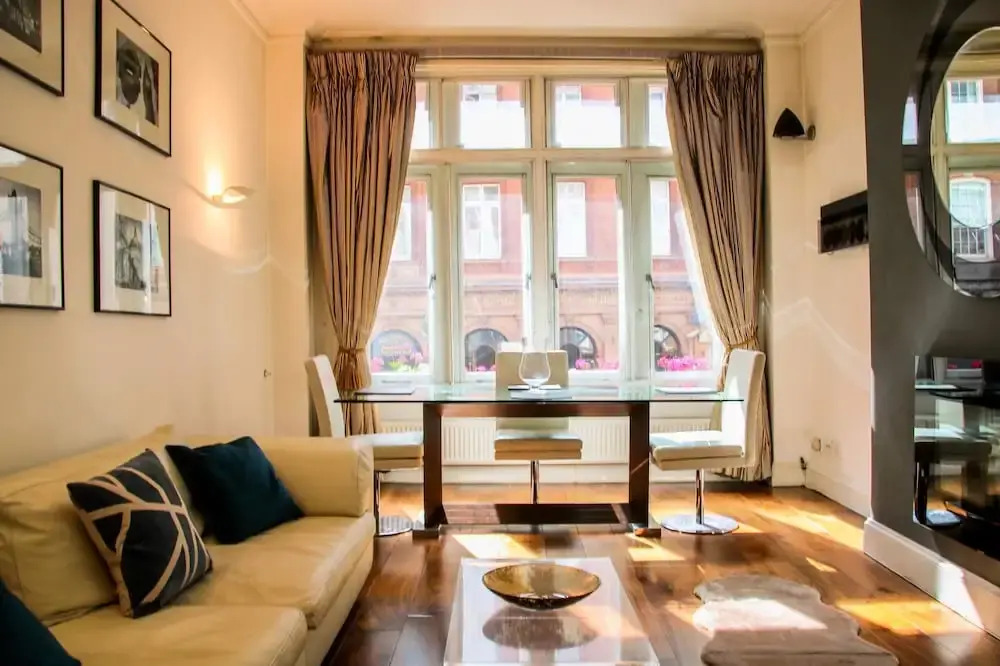 Suitely Trafalgar Square Luxury Apartment