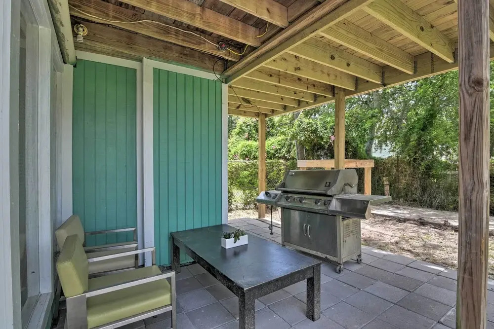 Home w/ Patio & Grill: 2 Mi to Galveston Seawall!