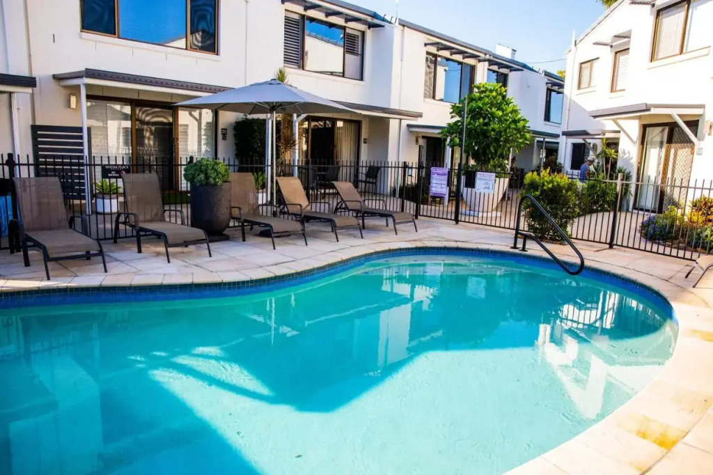 2 Bedroom Renovated Townhouse, Walk to Noosa River