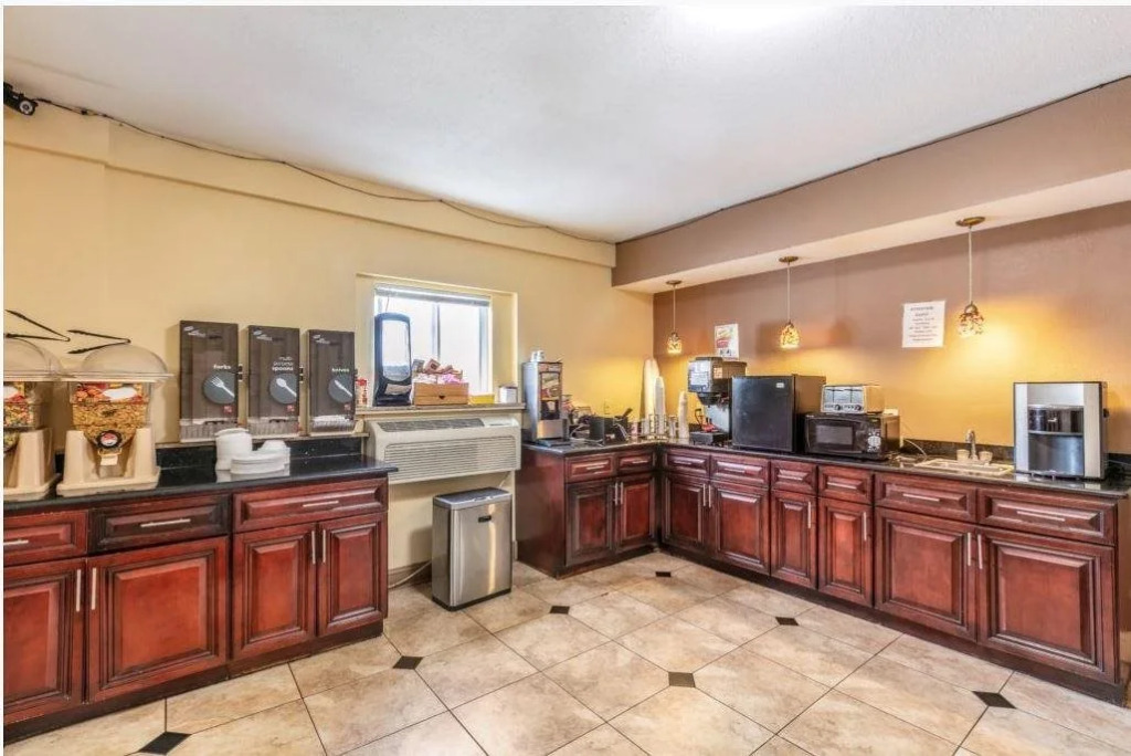Red Carpet Inn - Stamford