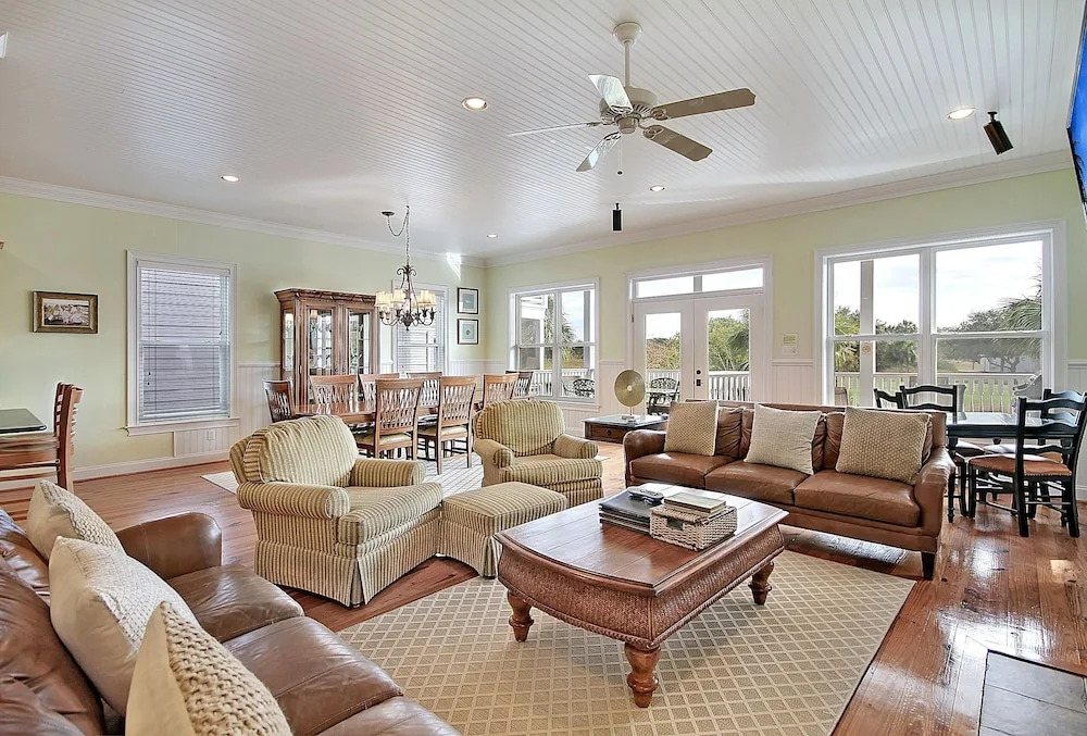 Sprawling Family W/ Pool & Game Room 6 Bedroom Home