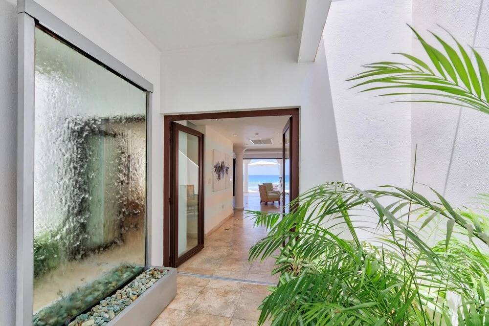 Direct Ocean Views and Beach Access, Swimming Pool, AC, Free Wifi, Near Shops & Restos