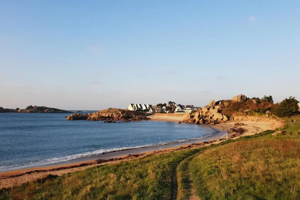 Belle Villa 4 Étoiles Avec Jardin, Wifi À 600m de la Plage À Tregastel - Ref 137