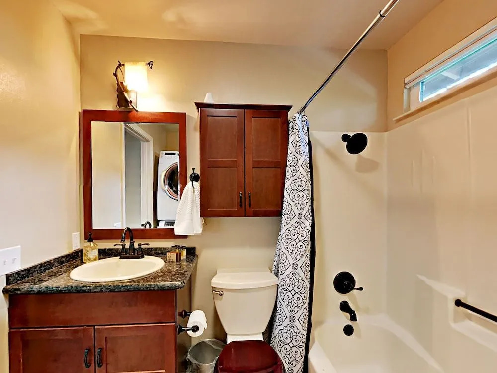 2572 Elwood Ave Home - 2 Br home by RedAwning