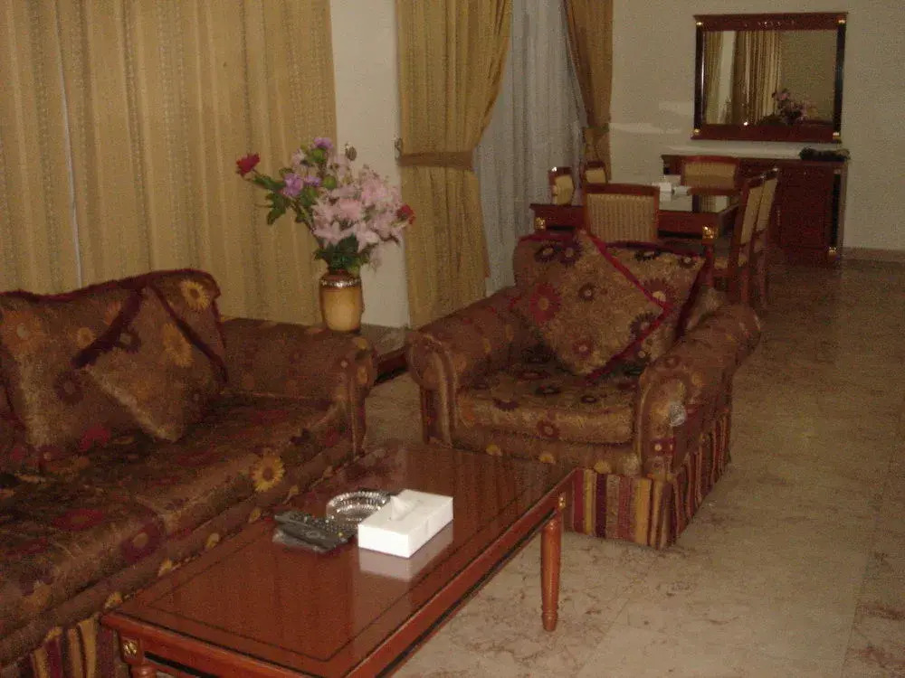 Al Commodore Suites