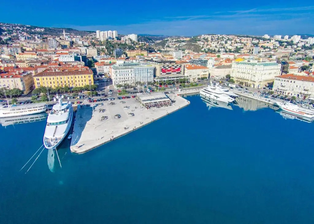 Apartments with WiFi Rijeka - 18659