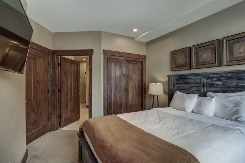 Crystal Peak Lodge 2 Bedroom Ski in, Ski out Slopeside Condo at the Base of Peak 7