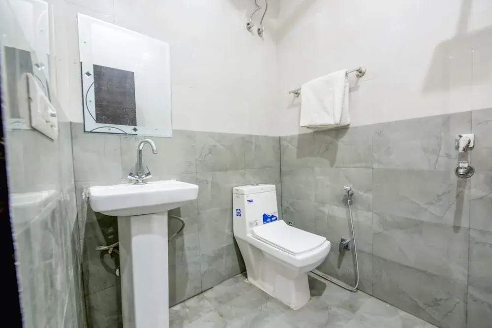 Fabhotel Royal Regency I
