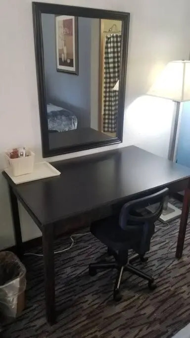 Hotel King Bed Hotel Room 121 Wi-Fi Booking