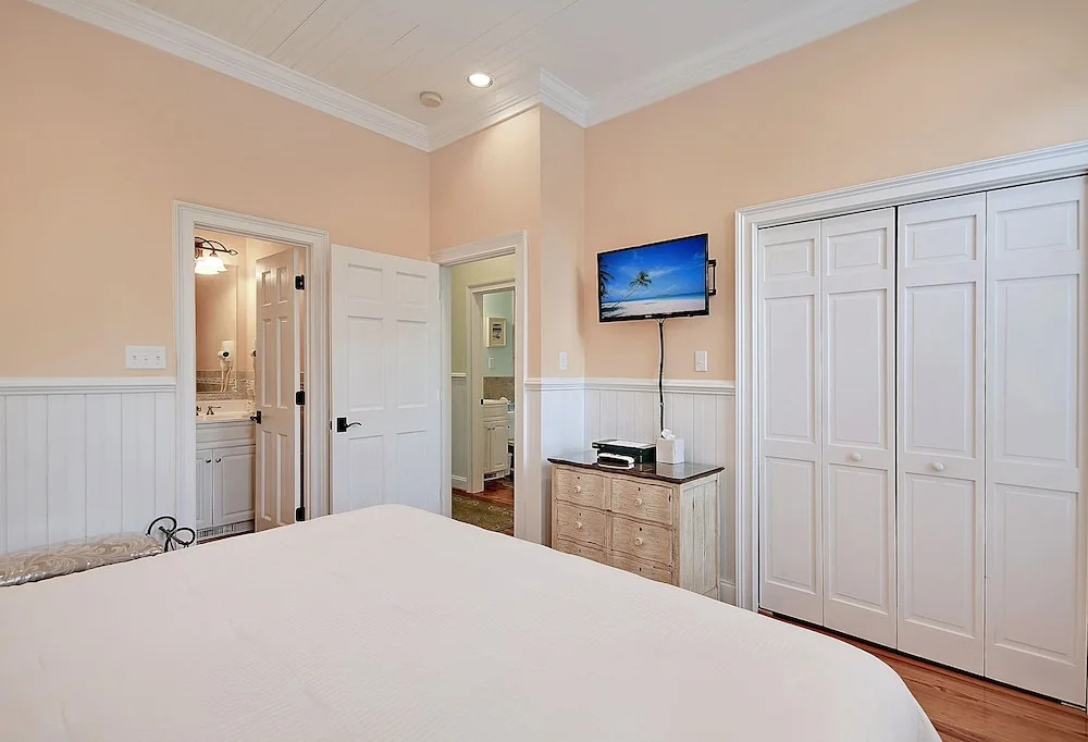Sprawling Family W/ Pool & Game Room 6 Bedroom Home