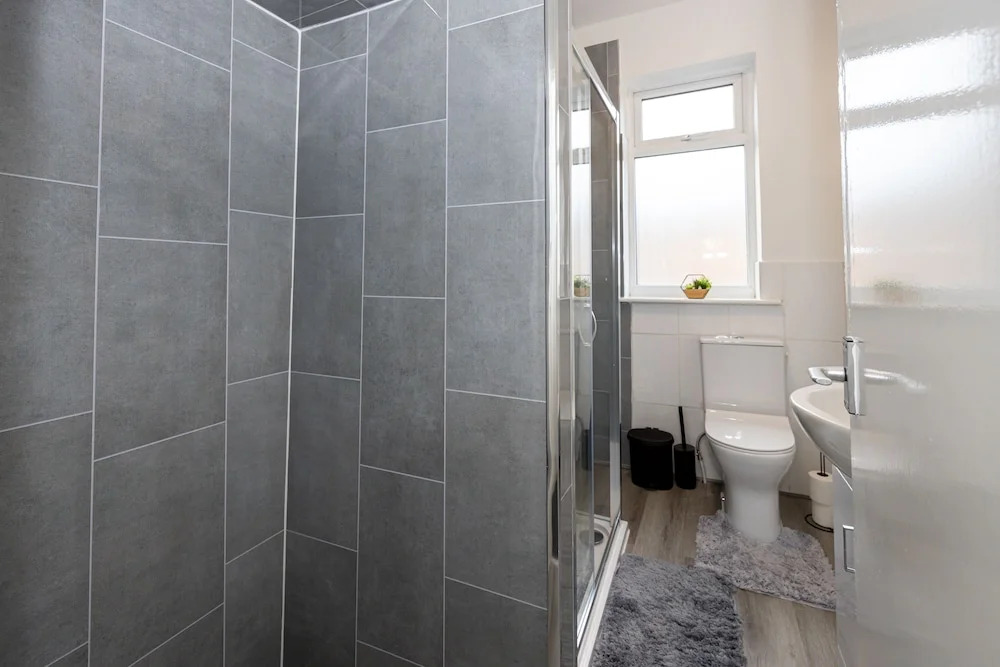 Charming 4-bed Guest House in Salford