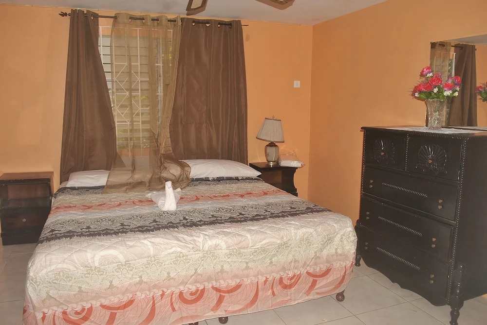 9 bed Villa Montego 10 Minute Walk to the Beach
