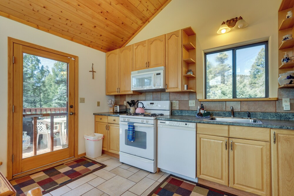 Mtn-view Deck: Cabin Getaway in Angel Fire