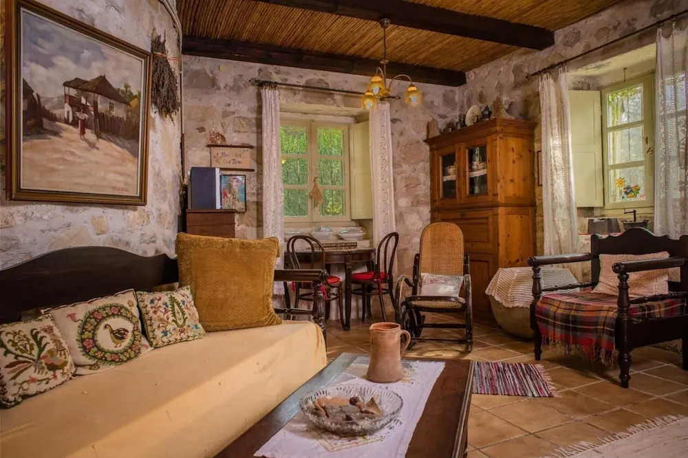 Jiannis Villa - Stone Villa in the Greenery