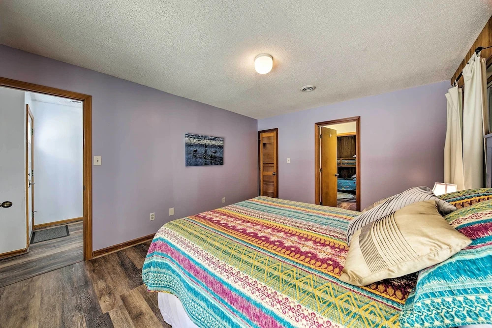 Bright Southern Shores Family Home < 1 Mi to Beach