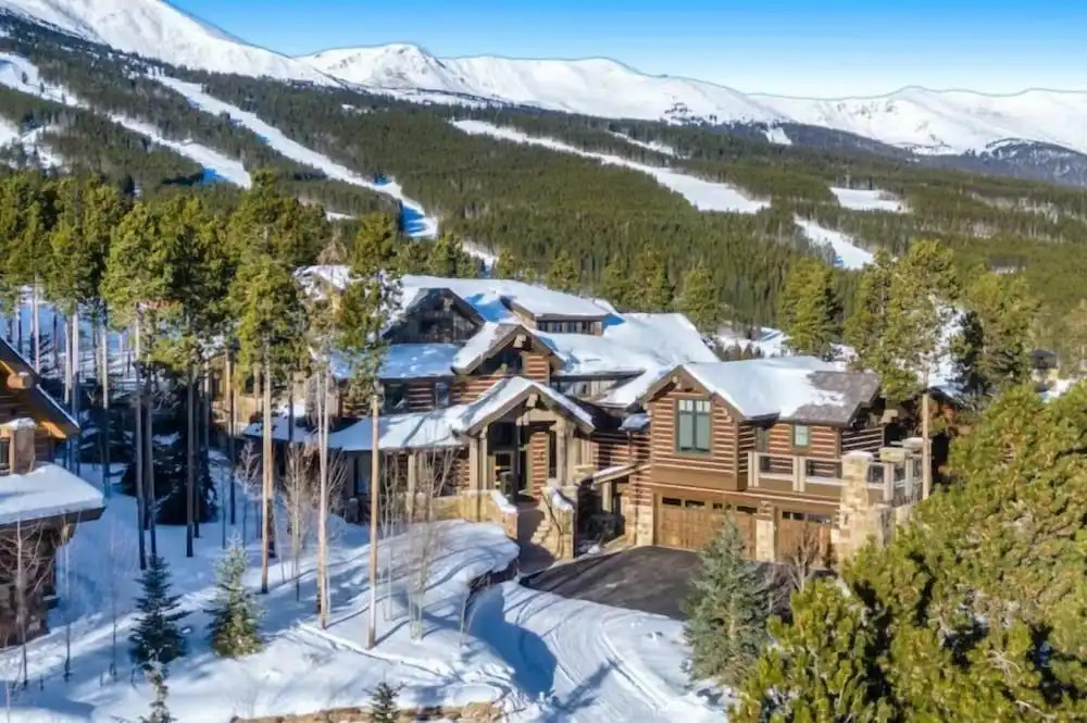 Luxurious 6-bedroom Ski-in/ski-out Home, Very Spacious, With Private hot tub and Game Room