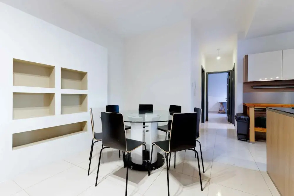 Modern 3BD Apartment with Wide Balcony